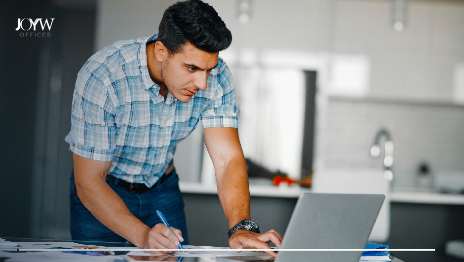 emprendedor frente a su computadora