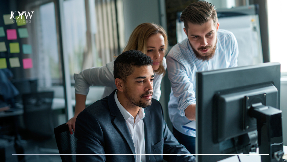 equipo trabajando en soluciones creativas