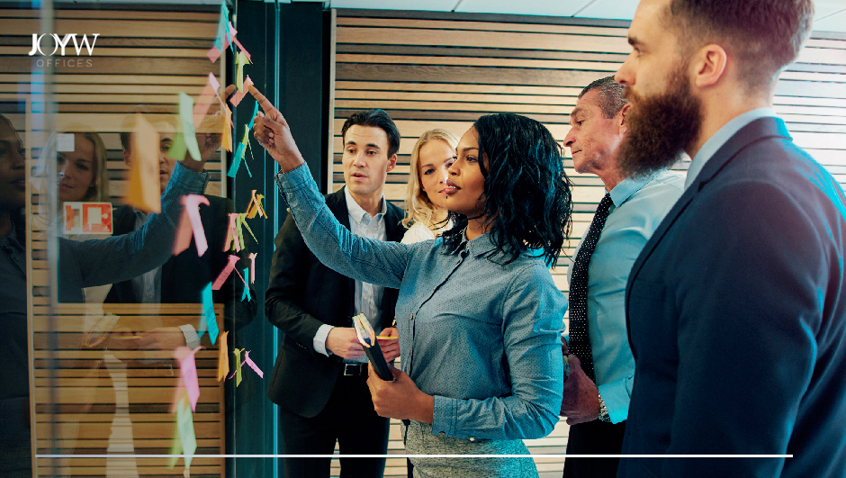 equipo de trabajo con notas para aumentar la productividad