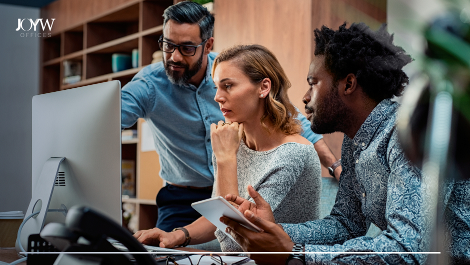 equipo analizando técnicas para mejorar la comunicación con cliente a distancia