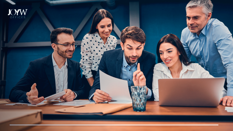equipo de trabajo en lluvia de ideas